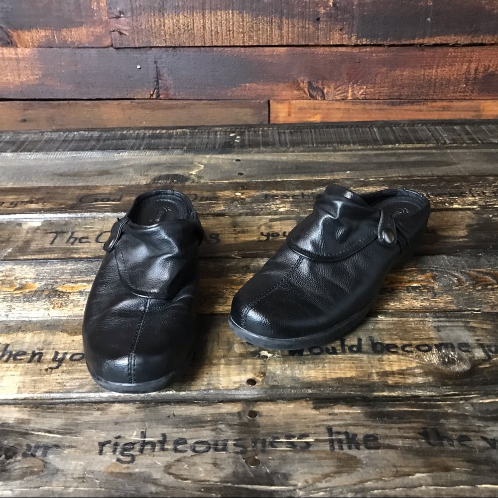 Bare Traps Black Mules